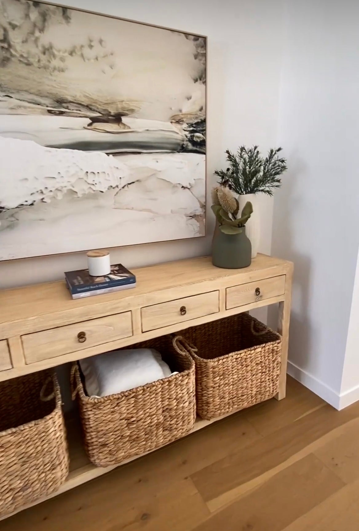 Console table deals with wicker baskets